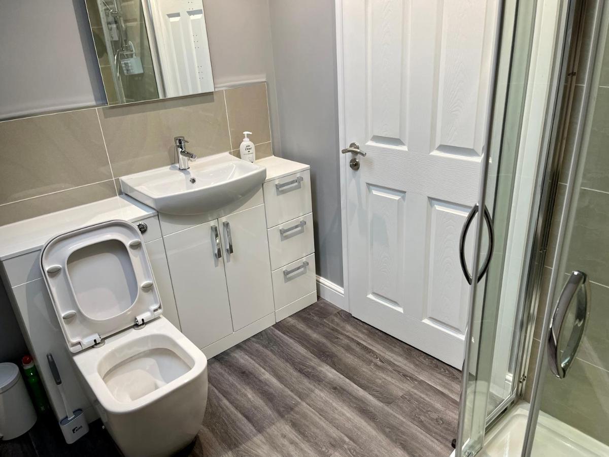 4-bedroom In Healing, *